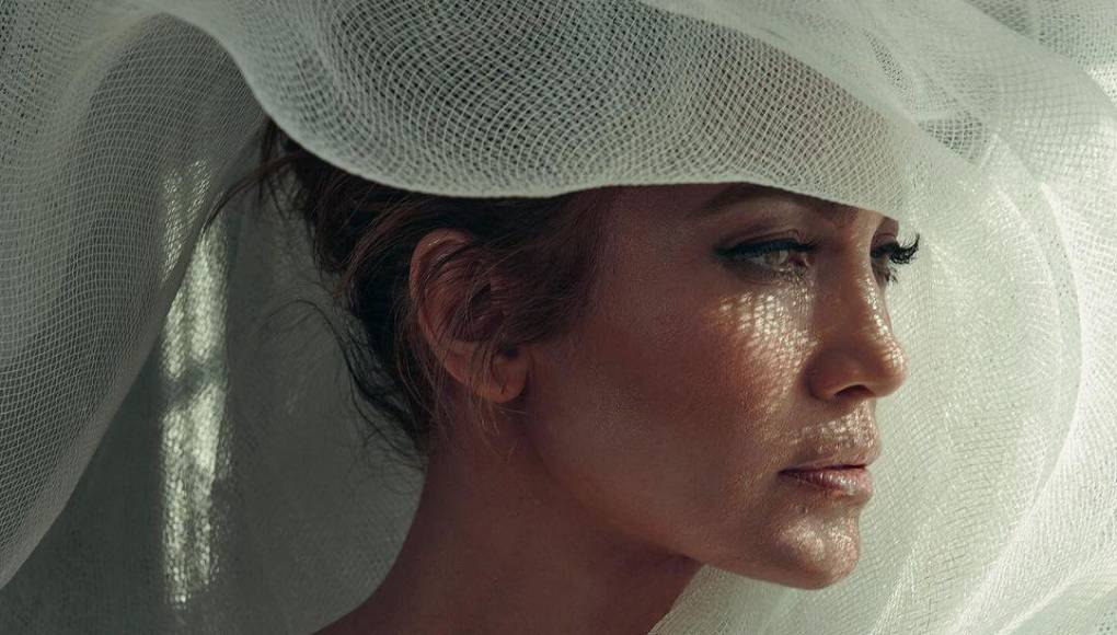 La autenticidad de su música también ha sido cuestionada. Recientemente, una cantante afirmó que López apenas canta en sus canciones más conocidas, lo que ha provocado un debate sobre el talento vocal de López.