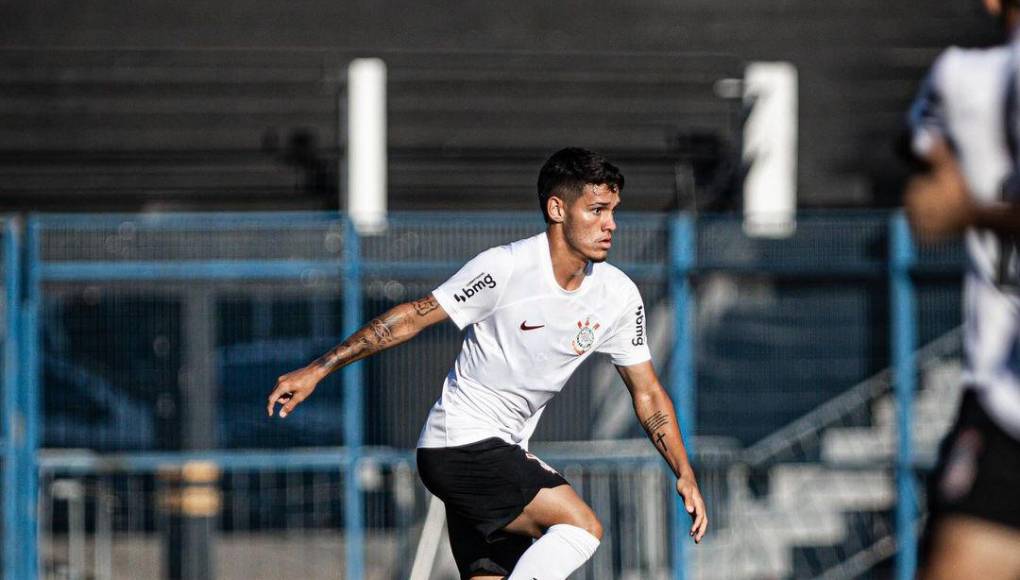 De acuerdo con la policía, la joven tuvo una primera parada cardiorrespiratoria en la residencia del futbolista, otras dos en la ambulancia en que fue trasladada y una última ya en el hospital, a donde llegó con una fuerte hemorragia vaginal.