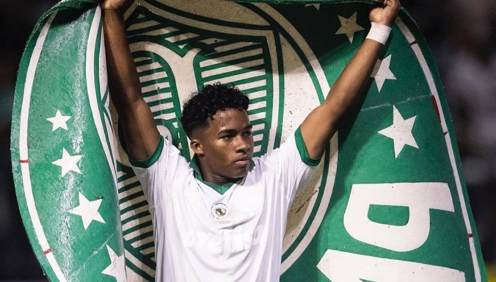 El joven brasileño de 17 años es una gran estrella en su país y en todo el mundo a la espera de su llegada al Real Madrid. Sin embargo, intenta seguir siendo el mismo chico de siempre, cercano a sus amigos, a su familia... y a su pareja. 