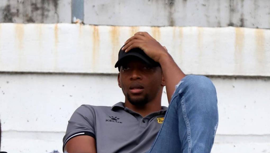 El portero hondureño Luis ‘Buba’ López, quien se recupera de una lesión, sorprendió apareciendo en el Olímpico para ver el partido de su equipo.