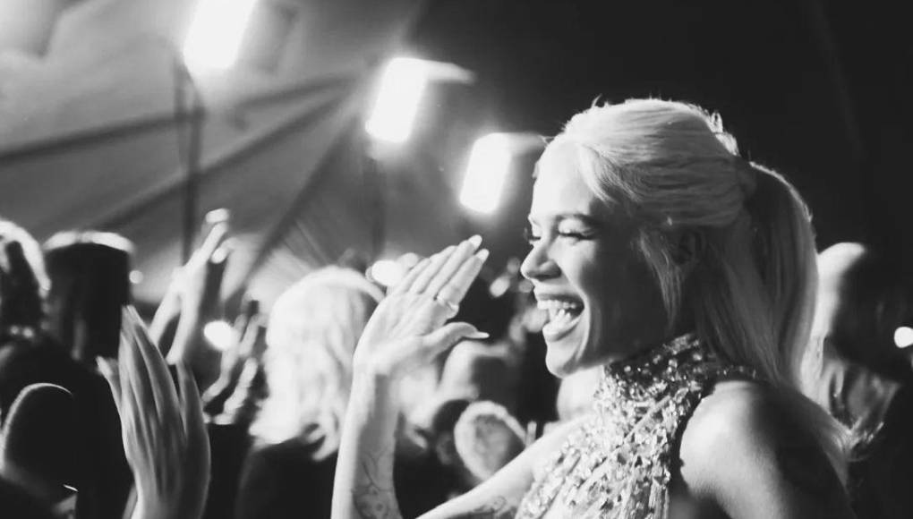 Desde su llegada al Teatro YouTube en Inglewood, California, fue recibida con ovaciones por sus seguidores y medios de comunicación presentes.