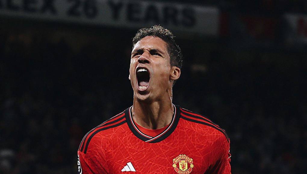 Según el ‘Daily Mirror’, el Manchester United está dispuesto a dejar salir este verano gratis a Raphael Varane. El galo tiene contrato hasta 2025.