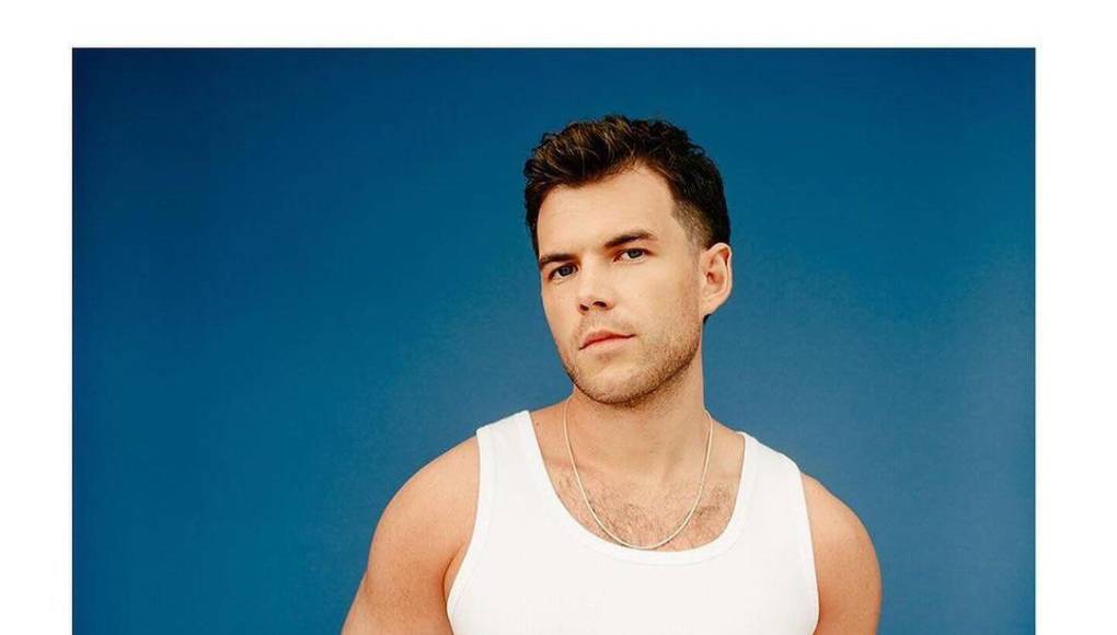 Luke Newton ha sido abierto sobre su lucha con la dislexia (Dificultad en el aprendizaje de la lectura o la escritura, frecuentemente asociada con trastornos de la coordinación motora.) y el TDAH (Trastorno crónico caracterizado por la dificultad para prestar atención, la hiperactividad y la impulsividad.) .A pesar de los desafíos, ha demostrado su talento y perseverancia en su carrera actoral.