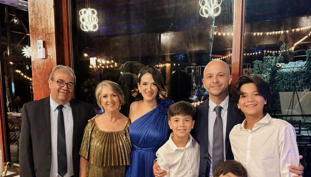 El hermano de la novia, German Alonso Ponce, destacó entre los asistentes a la boda. Estuvo acompañado de toda su familia, incluyendo a los padres de su esposa Mónica Tobón de Ponce.