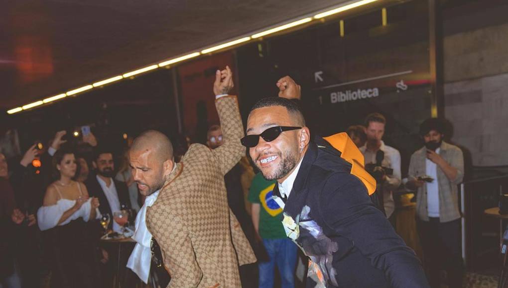 “Por la noche vinieron a esta casa, cuando ya casi no quedaban periodistas y lo celebraron (el cumpleaños de Domingos Alves Da Silva) también junto a Dani Alves”, dio a conocer una reportera del programa ‘Así es la vida’ sobre la fiesta que el futbolista brasileño que le organizó a su padre.