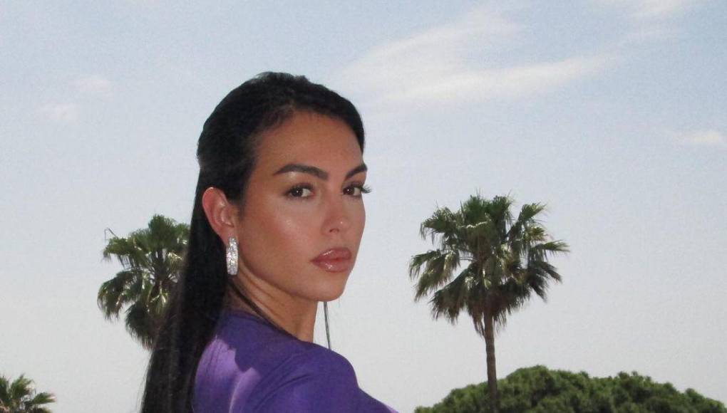 “Georgina estará muy molesta. Ella trabaja duro por su cuerpo y está muy orgullosa de sus curvas. Simplemente muestra que la visión de las mujeres en algunas partes del mundo está distorsionada. Es sólo un fondo”, detalló la fuente del medio antes mencionado.