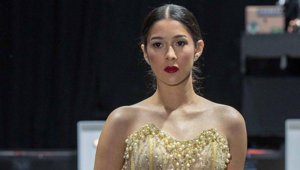 Volviendo al New York Fashion Week 2024, la oriunda de San José de Colinas, Santa Bárbara, Celia Monterrosa, modeló un vestido de Teté Rosado, un diseñador de modas mexicano. 