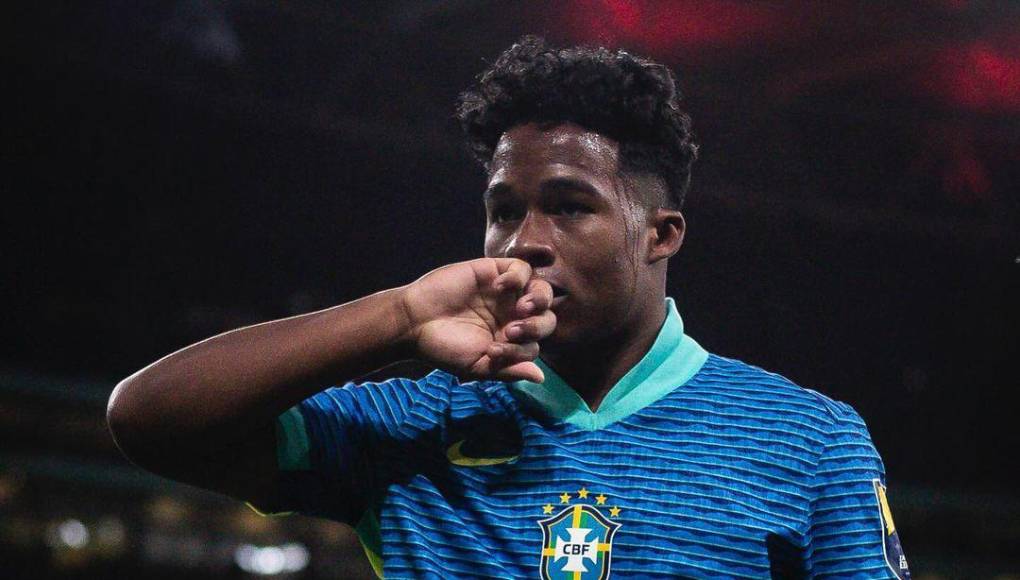 El delantero se quitó la camiseta y luego se fue hacia las graderías donde se encontraba su novia Gabriely Miranda para festejar su tanto al lado de ella.