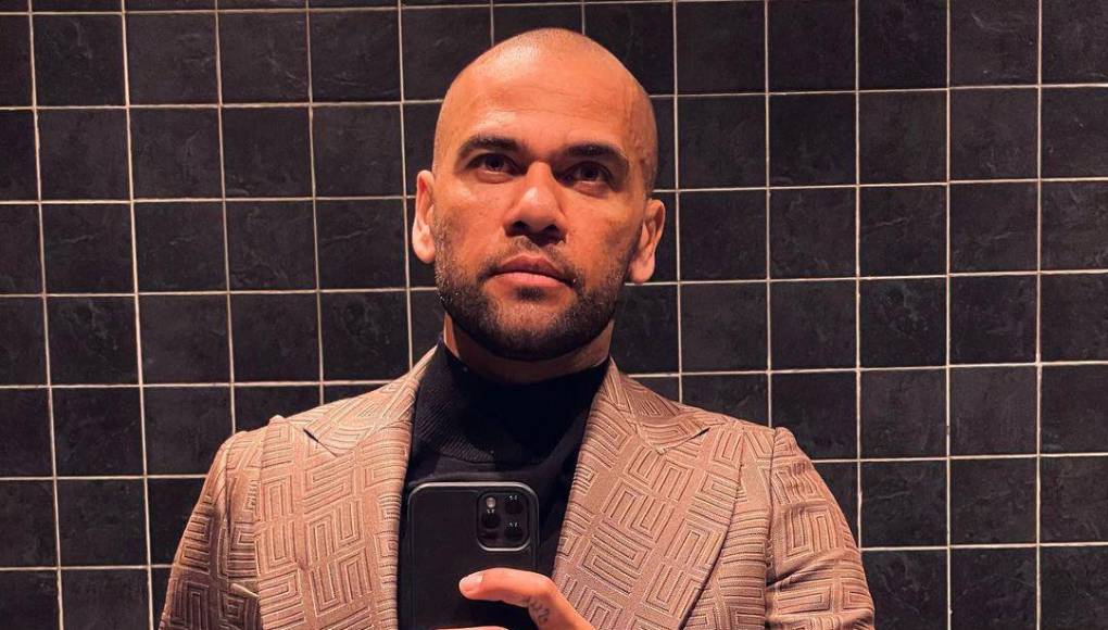 Y prosiguió: “Se puso de rodillas delante mío y ella empezó a hacerme una felación. Me bajé los pantalones y me senté en la taza del lavabo”.