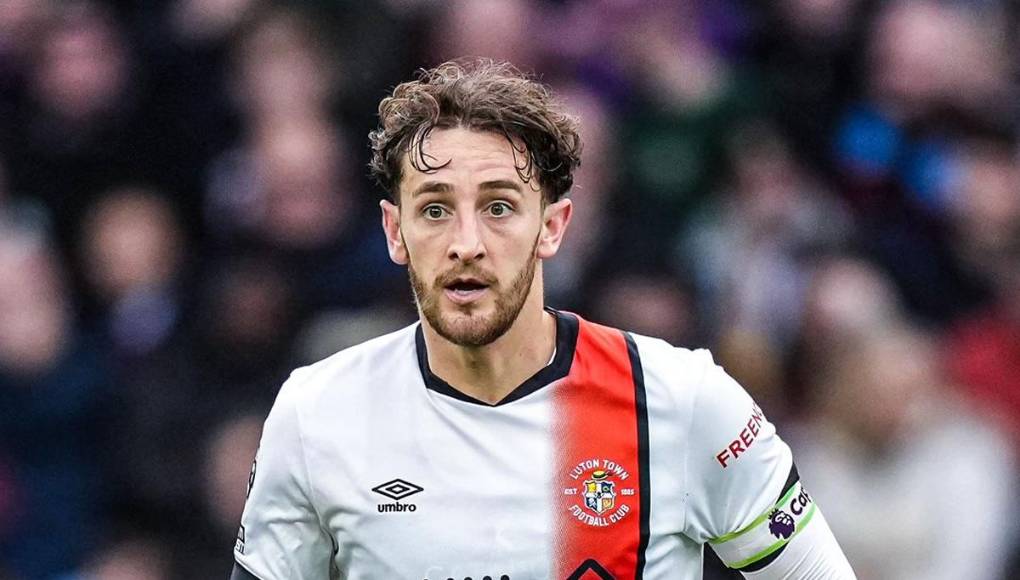 El partido fue suspendido y el Luton Town publicó que “nuestro personal médico ha confirmado que Lockyer sufrió un paro cardíaco en el campo, pero ya estaba respondiendo cuando lo sacaron en camilla”.