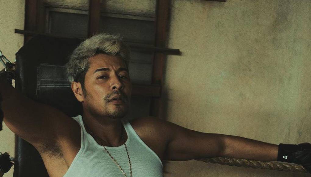 “A mis nuevos seguidores, ¡bienvenidos a la familia! Muchas gracias por todo el amor que le estás dando a Hiram en @griseldanetflix Veo todas tus etiquetas y comentarios y realmente me conmueve el corazón”, comento Dennis Mencía en Instagram.