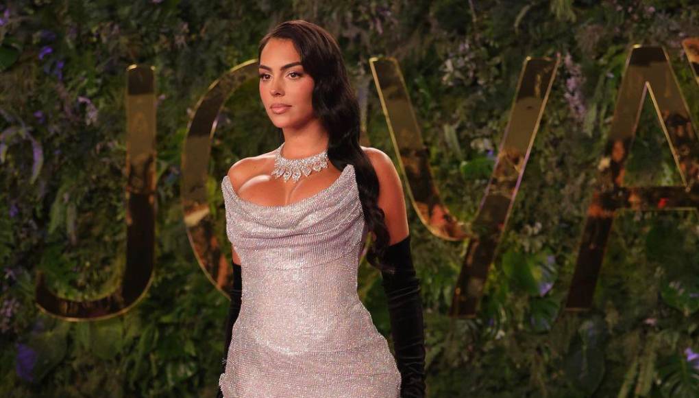 Cabe mencionar que no es la primera vez que Georgina deslumbra en una pasarela. Aunque esta vez sorprendió más de la cuenta por su llamativo atuendo.