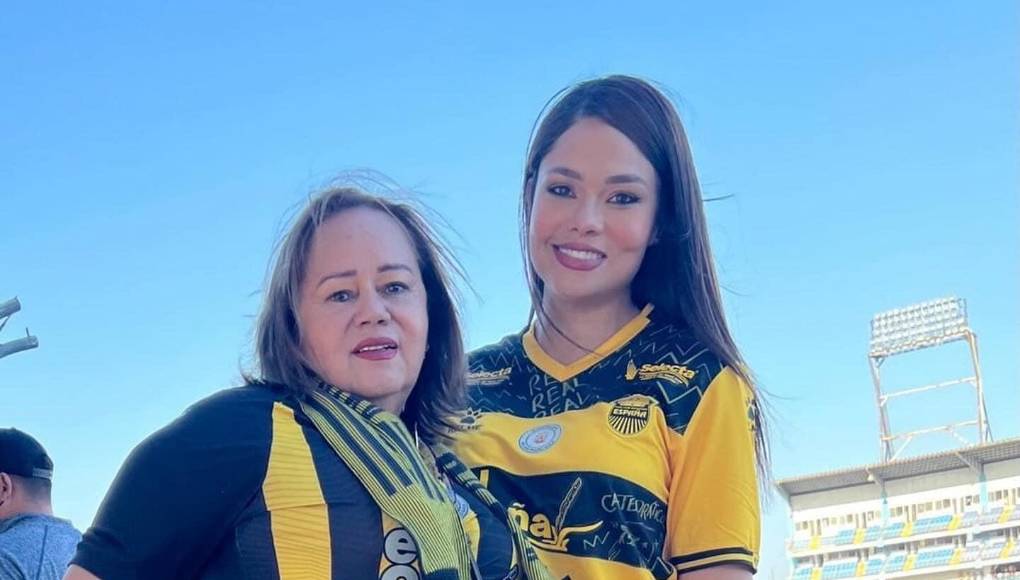 Junto a su mamá son aficionadas del Real España.