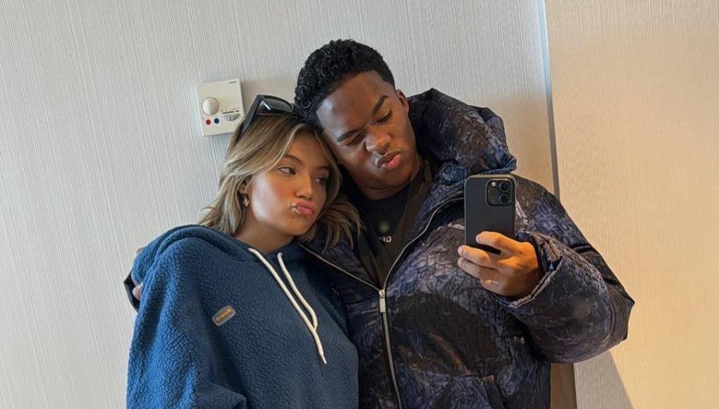 Lo que pocos saben es que su relación empezó por una apuesta. La modelo reveló a través de sus historias en Instagram cómo conoció al jugador y asegura que fue amor a primera vista.