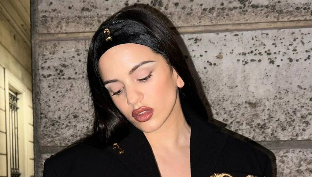 Entre las marcas favoritas de la española Rosalía están la casa francesa Acne Studio y la británica Vivienne Westwood. La lista fue curada por “un impresionante grupo de expertos de la industria”, señala la revista, compuesto por fotógrafos, editores de moda, diseñadores y directores creativos, entre los que destacan nombres como el de Donatella Versace y Tommy Hilfiger.