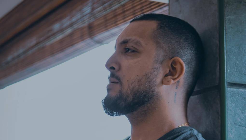 DJ Chaval, el host de podcast “Los Hijos de Morazán” dijo que el lunes cuando transitaban por Ceibita fueron requeridos por miembros de la Policía Nacional.