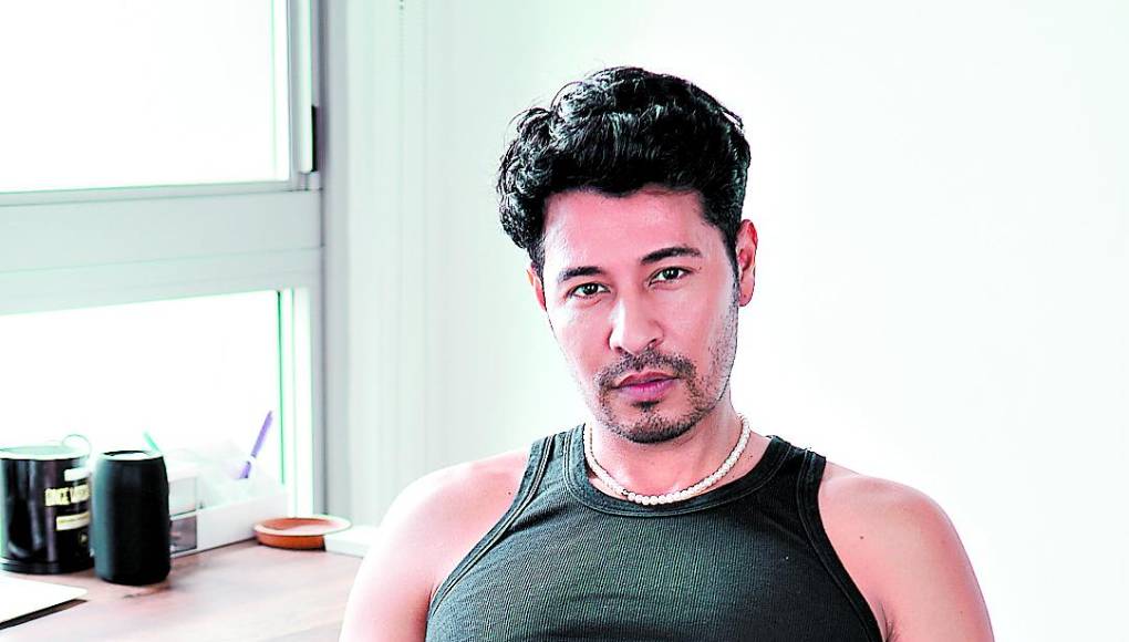 Por su parte, Dennis Mencía nació en La Lima, Cortés, al norte de Honduras en 1983. Logró dar su salto en escenarios internacionales a partir de sus apariciones en telenovelas como “Dame chocolate”, “Aurora”, “La casa de al lado”, “Mi corazón insiste” y “Sed”.