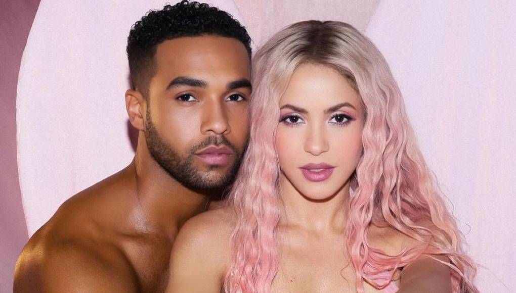 Shakira aparece en las provocativas fotos bien acurrucada entre los musculosos brazos del actor británico Lucien Laviscount.