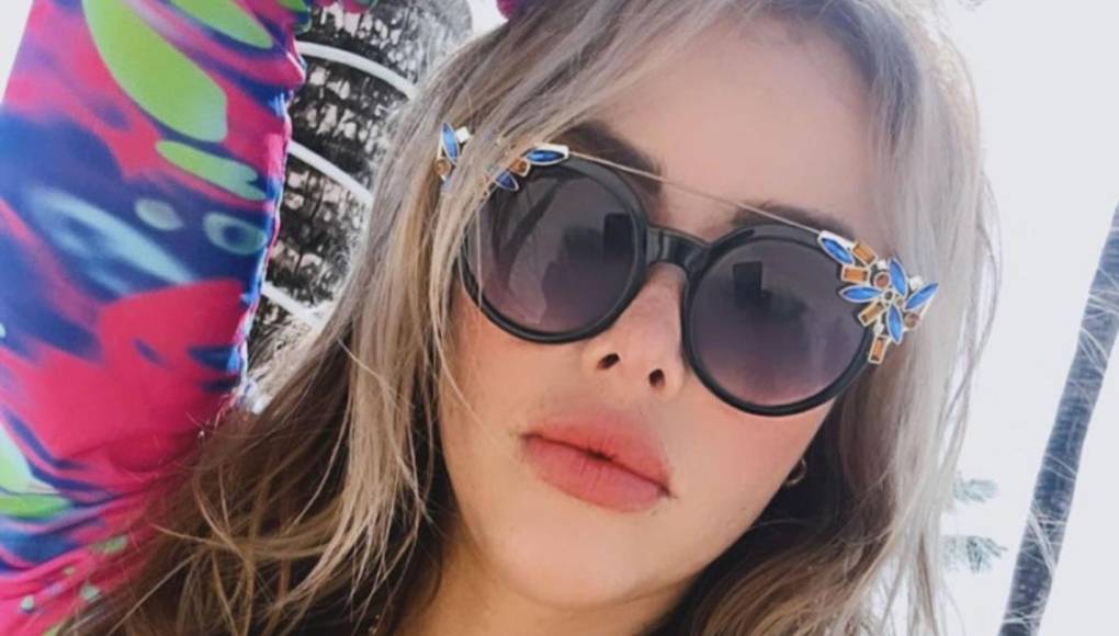 La guapa mujer maneja su propia agencia de bienes raíces.