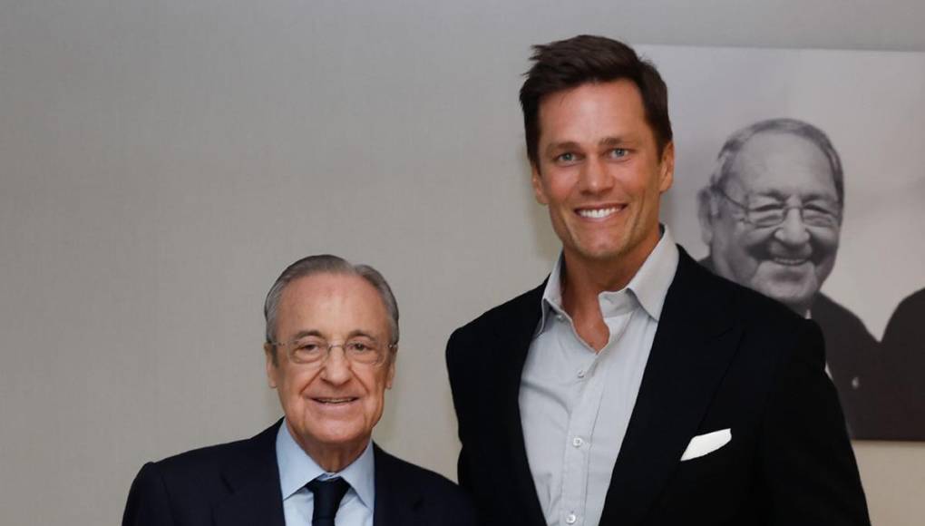 Florentino Pérez también obsequió una camiseta a Tom Brady, leyenda de la NFL.