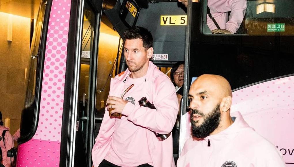 Leo Messi bajando del autobús en el hotel en Hong Kong y con su guardaespaldas teniendo todo muy bien vigilado.