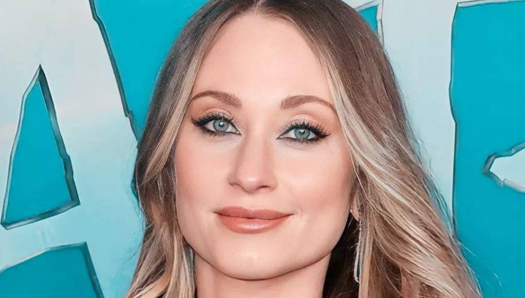 Natalie Viscuso es una ejecutiva de Hollywood que ha trabajado en la industria del entretenimiento durante varios años. Nacida en Roswell, Nuevo México, Estados Unidos, Viscuso pasó la última parte de su adolescencia en California. Se graduó de la Escuela de Artes Cinematográficas de la Universidad del Sur de California en 2011.