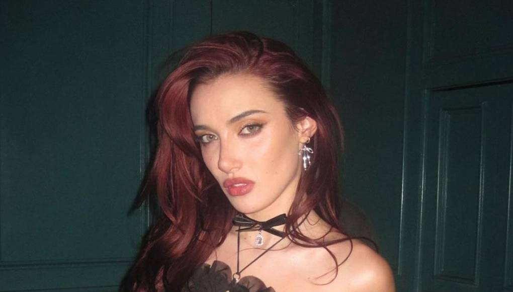 La cantante de 24 años aprovechó para promocionar su nueva canción ‘Blip’: “Mientras todavía te tengo por aquí... ¡transmite mi nueva canción!”.