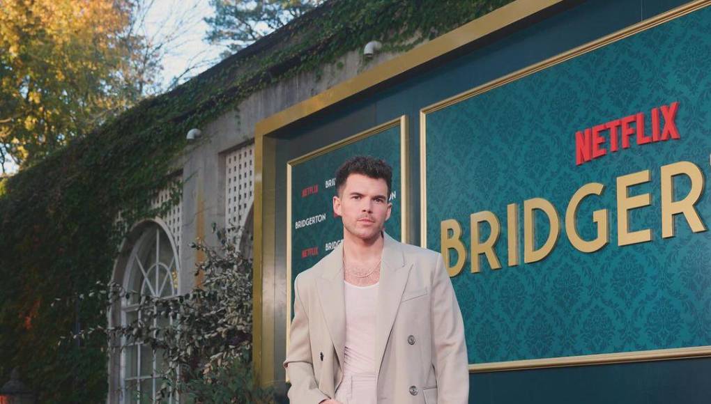 Luke Newton creció cerca de Brighton, en la costa sur de Inglaterra, y muchos de los miembros de su familia estaban involucrados en las artes escénicas.Dijo que decidió que quería actuar después de ver a sus dos tías juntas en el escenario de Los Miserables cuando tenía 6 años. Newton se unió a grupos de teatro de aficionados y comenzó su carrera en televisión y teatro infantil antes de estudiar formalmente teatro en la universidad y unirse brevemente a una banda musical de chicos.Newton siempre consideró dedicarse al teatro musical en lugar de la pantalla porque tiene dislexia y TDAH, lo que afecta su capacidad para leer guiones.“Si leo algo que me resulta difícil, me distraigo fácilmente”, dice.