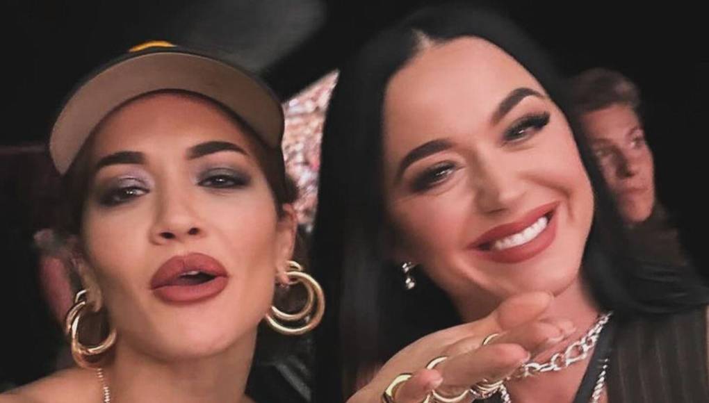 No estuvo sola, asistió acompañada de la cantante Rita Ora y el novio de Taylor, Travis Kelce, quién voló desde Estados Unidos para estar con famosa pareja.