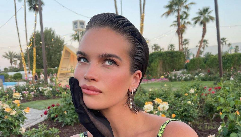 “Quiero estar sentada en una habitación oscura modificando en una computadora y componiendo hasta que tenga 80 años. Así es como procesa mi cerebro: en cuerdas y orquesta. Entonces es como si estuviera incorporando eso al proyecto. Cuando era joven, pensé en hacer canciones que escribí y ponerlas en ese mundo”.