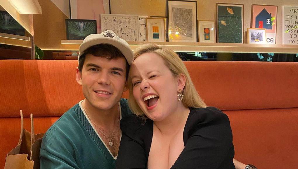 Ha sido cuestionada sobre su relación con su coprotagonista Luke Newton (Colin Bridgerton) y los rumores de un posible romance.