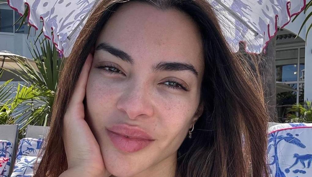 También destacan que ambos “se comportaron como dos tortolitos” y detallan que “la modelo miraba embelesada al futbolista. Además, durante su paseo por las calles de la Ciudad Condal, se mostraron felices y enamorados”.