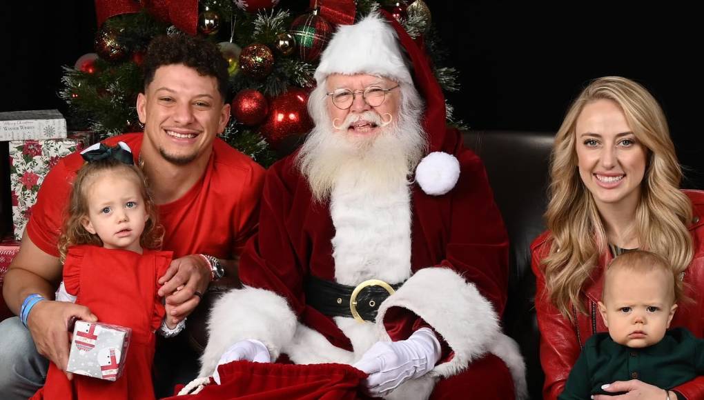 La vida familiar y amorosa de Patrick Mahomes es pública, ya que es común que la muestre en redes sociales. Comparte dos hijos pequeños con su esposa Brittany Mahomes Matthews, Sterling Skye, nacida en febrero de 2021, y Patrick Bronze Lavon Mahomes II, nacido en noviembre de 2022.