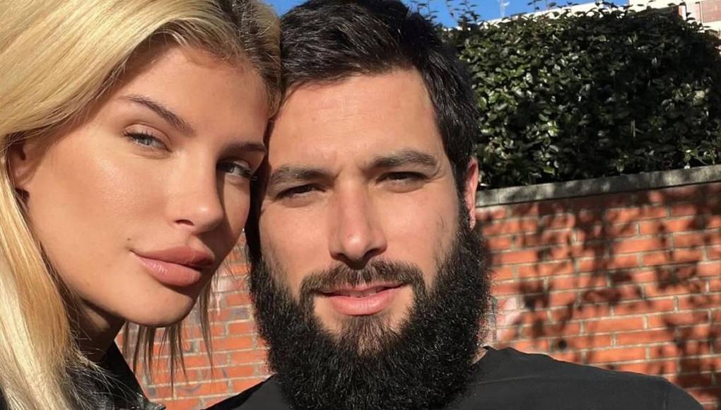 Sin embargo, en la cuenta del ex futbolista siguen apareciendo las fotografías con ella, por lo que todo apunta a que continúan juntos, al menos por ahora.