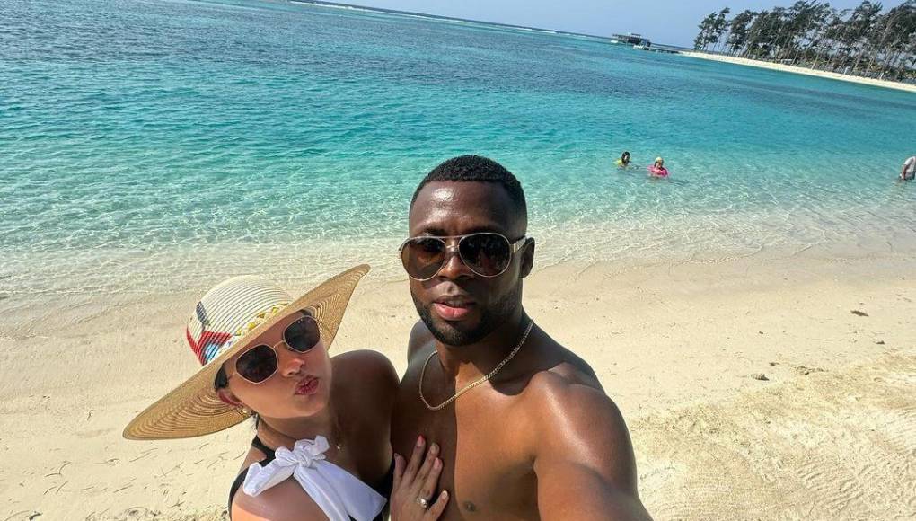 El delantero del Olimpia y su esposa Paula Vivas se dieron una escapada a Roatán, aprovechando el parón por la fecha FIFA.