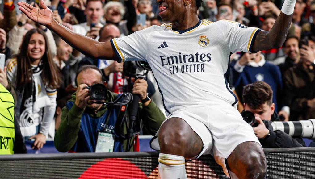Vinicius fue a celebrar a un lado del estadio y se sentó sobre una valla publicitaria. ¿A quién les recuerda?