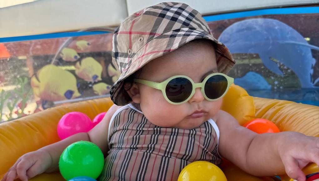 La pareja no suele compartir detalles de su vida familiar, por lo que asombró a muchos que haya decidido publicar fotos en sus redes sociales en las que se aprecia la cara de su pequeña de cinco meses