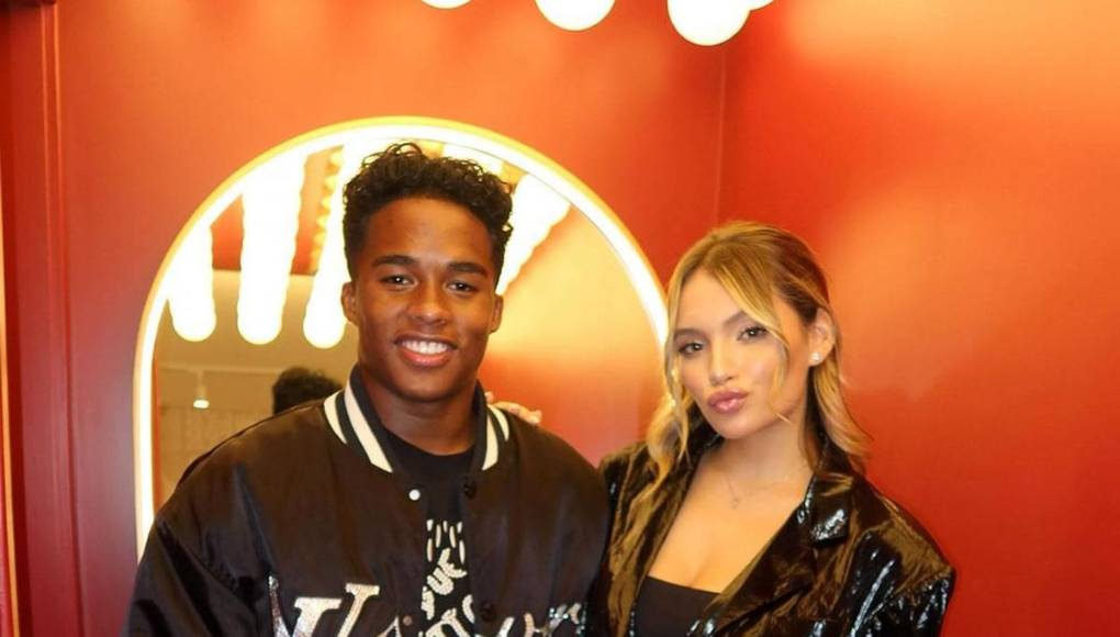 En este contrato, según desvelaron ellos mismos, establecieron una serie de condiciones que los dos deben respetar para mantener la armonía de su relación, cláusulas que rápidamente se han hecho virales en las redes sociales.