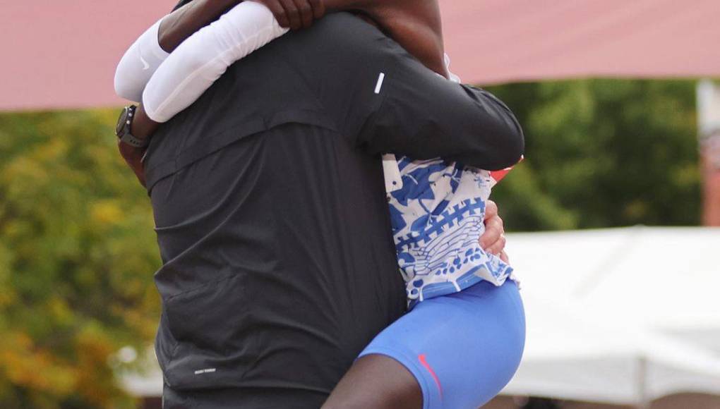 El hombre continuó relatando el duro momento tras el trágico accidente en el que intentó salvar la vida del atleta y su entrenador.