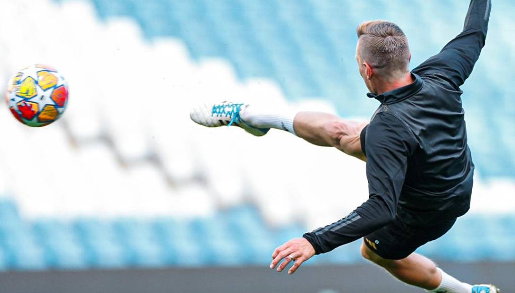 Tremenda volea de Toni Kroos en la práctica en Etihad Stadium.