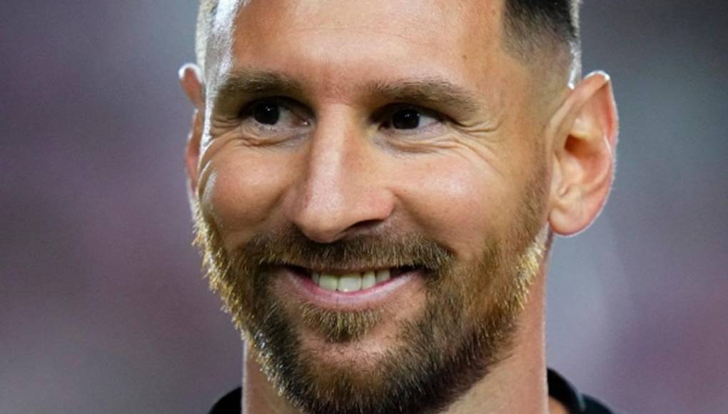 La sonrisa de uno de los mejores jugadores de la historia. Messi estaba feliz por enfrentar por primera vez al equipo de su infancia en Rosario.