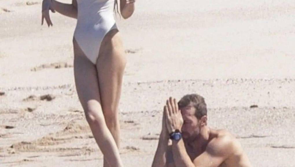 De acuerdo con TMZ, la también estrella de 50 Sombras de Grey y el intérprete de “Clocks” fueron captados el domingo en una playa de Puerto Vallarta donde gozaron del sol y de la playa, Dakota Johnson utilizó un traje de baño completo color blanco mientras que Chris Martin optó por un short gris con rojo. 