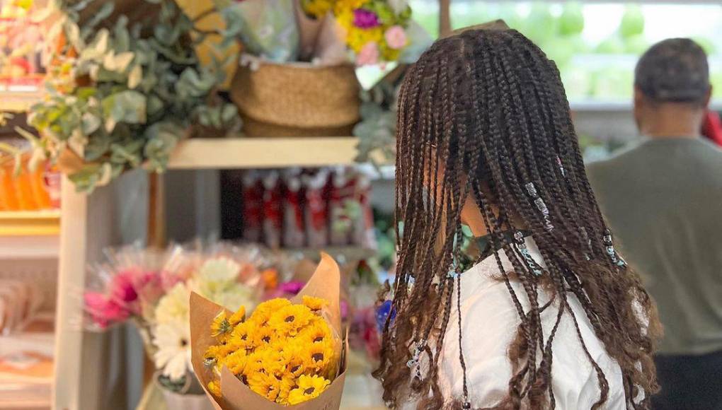 Y tiene una góndola de flores ubicada en supermercado La Económica.