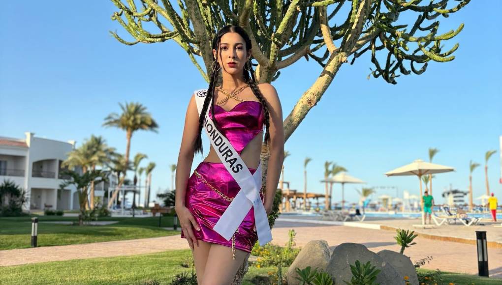 Celia también compartió una serie de fotografías con este espectacular diseño de Ariel Perdomo en tono rosa metálico y botas grises, en la descripción de su publicación escribió: “Ready for the Coachella Party”.