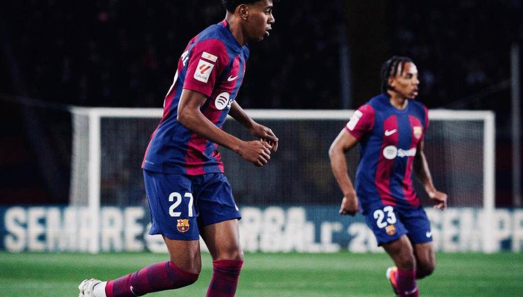 Yamal hizo historia al convertirse en el jugador más joven de la historia en debutar con el primer equipo del Barcelona, el pasado 29 de abril de 2023, cuando solo tenía 15 años, 9 meses y 16 días.