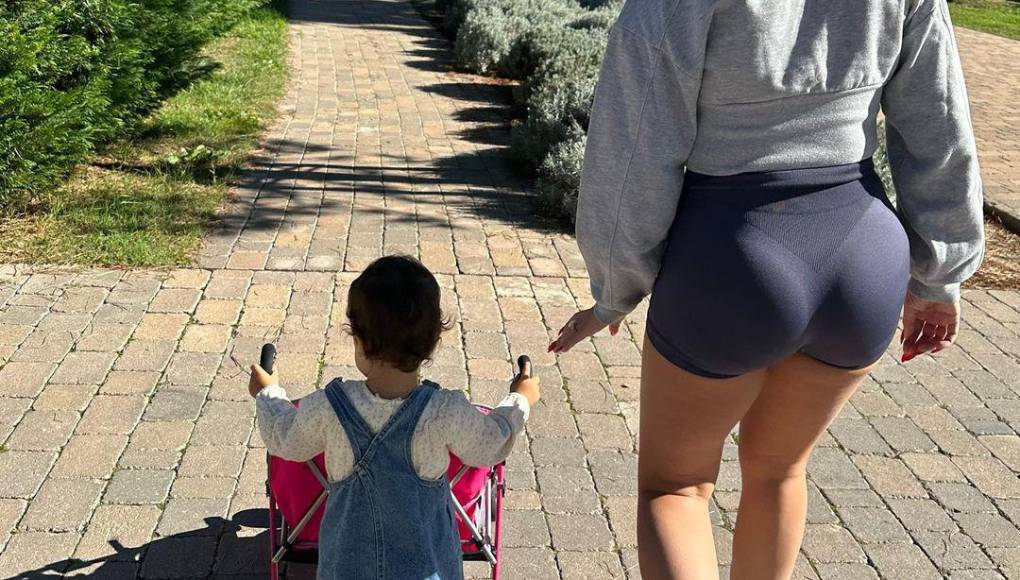 La pareja comparte una hija en común y ella se ha convertido en una madre para los otros herederos del futbolista.