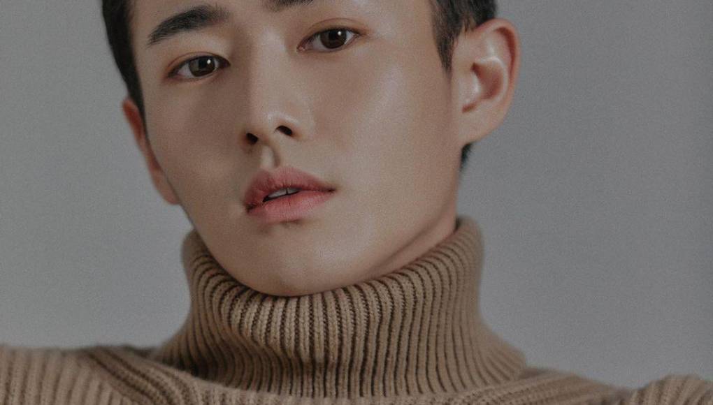 El cantante Won Ho comenzó su servicio militar el 5 de diciembre de 2022. Su baja está prevista para el 4 de septiembre de 2024.Won Ho fue integrante del grupo Monsta X. En 2020 debutó como solista, posicionando su primer sencillo Open Mind en los primeros lugares de popularidad. En 2021 lanzó Lose y en 2022, Blue, luego Losing You.