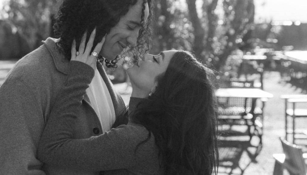 La noticia de su embarazo llega poco después de su boda con Cole Tucker, conocido jugador de la MLB de béisbol, ante 100 invitados en un entorno que Hudgens describió como una “utopía” durante una entrevista con <i>Vogue</i>. La boda tuvo lugar en la Ciudad de las Artes Azulik, un museo situado en medio de la selva mexicana, un escenario que la actriz eligió por su atmósfera mágica y única.