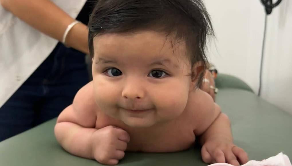 Christian Nodal y Cazzu anunciaron que se convirtieron en padres a través de sus redes sociales a mediados de septiembre del año pasado.