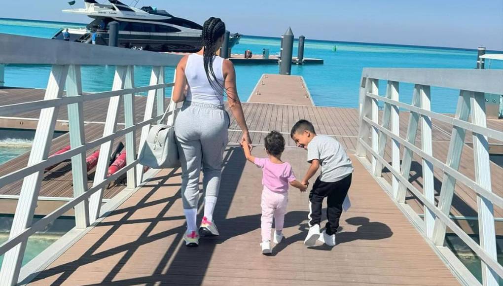 Ahora Georgina y Cristiano tienen una bonita familia con sus hijos: Cristiano Jr. de 12 años, los mellizos Eva y Mateo, ambos de 5 años, Alana Martina de 5 años y Bella Esmeralda de 1 año.